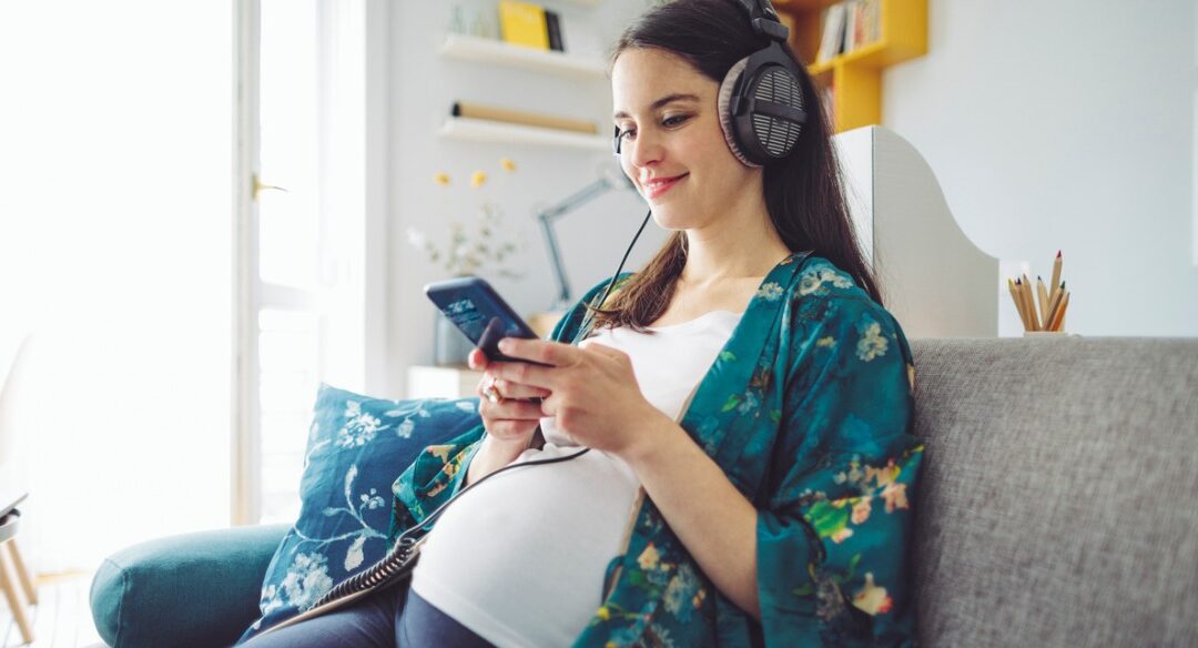 5 podcasts para mães escutarem
