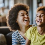 5 brincadeiras para animar os momentos em família